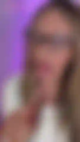 Mira a ali chupar un bastón de caramelo, en topless y no desnuda.