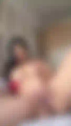 Tocando mi coño chorreante, húmedo y cremoso.