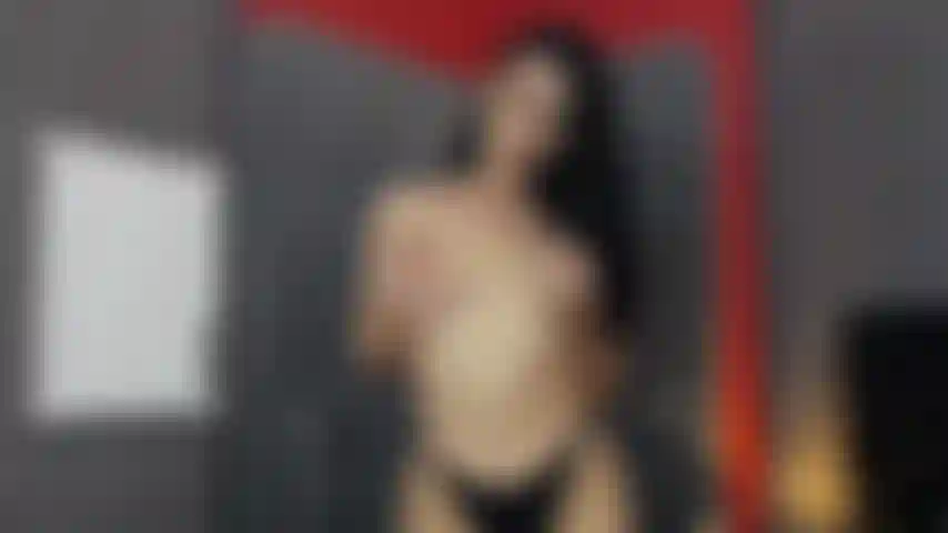 Poniéndome traviesa con saliva en mi pecho.