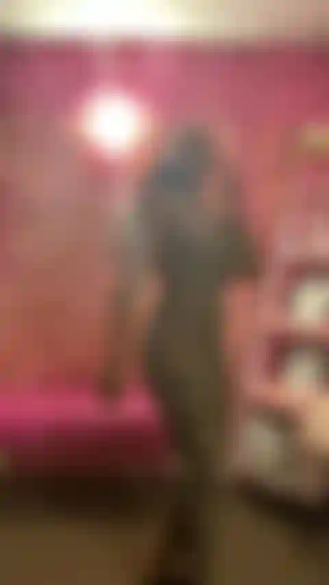 Estirandome en leggins de guepardo de una sola pieza.