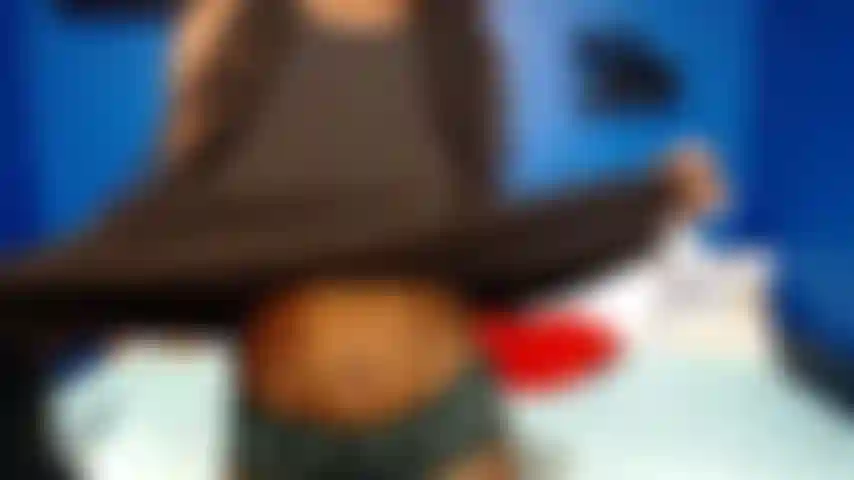 Striptease con primeros planos de coño.