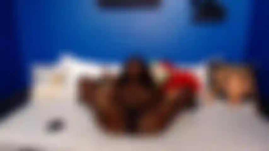 Mukbang: tetas, dedos de los pies y papas fritas.