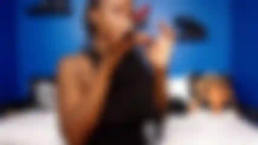Desnuda mukbang: wingz & tingz.