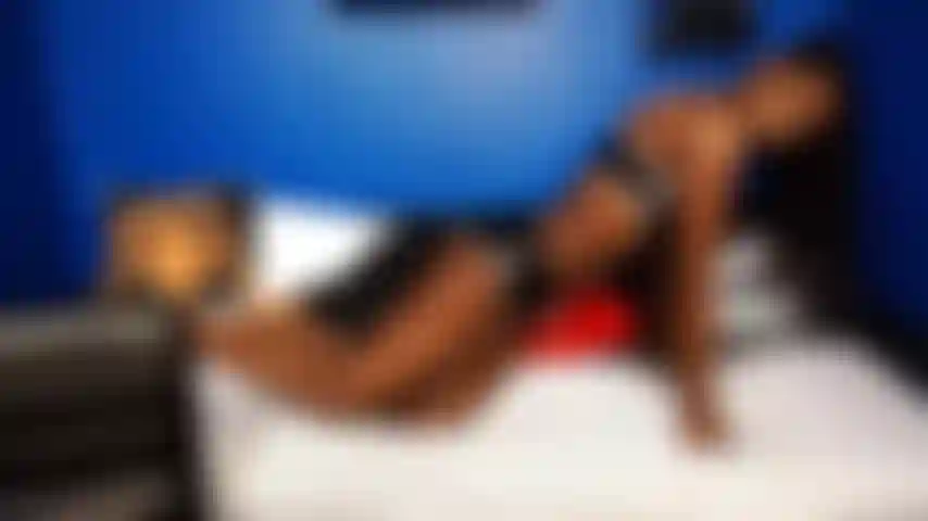 Striptease en un set en blanco y negro con hitachi.