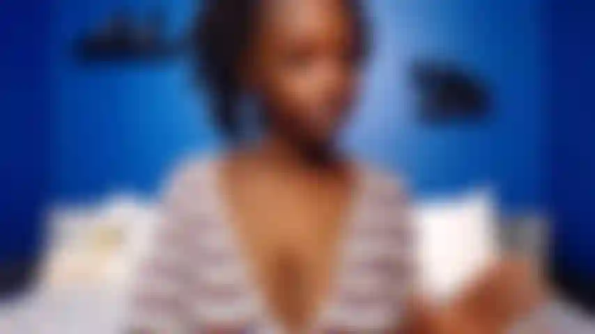 Despotricar en topless: sandalias ugg negras.