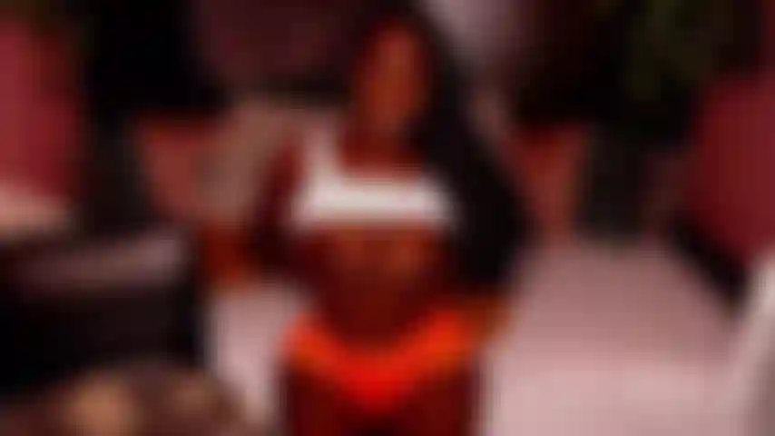 Chica de hooters lo recibe en todos los agujeros.