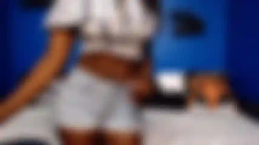 Striptease y chupando dildo negro.