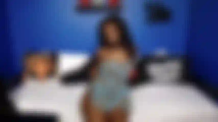 Strip tease con vestido de guepardo.