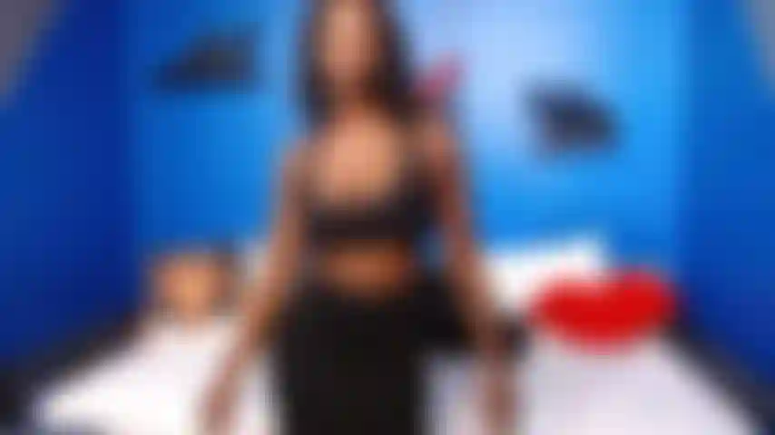 Sacudiendo el culo desnudo.