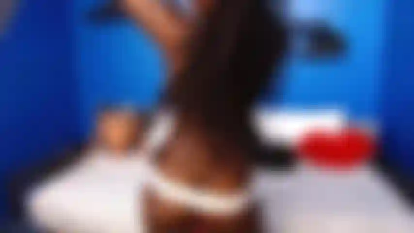 Provocativa con tanga blanca.