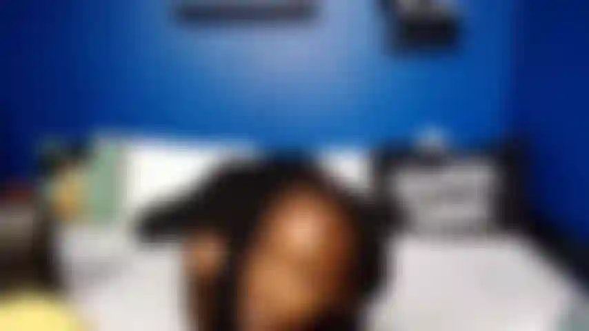 Striptease inflando globos blancos.