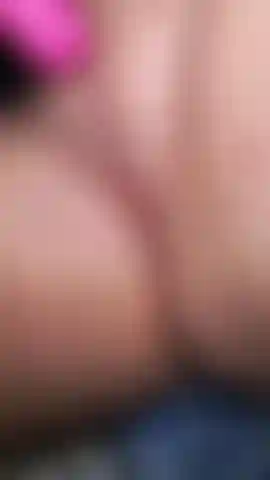 Coño apretado es penetrado con gran esfuerzo.