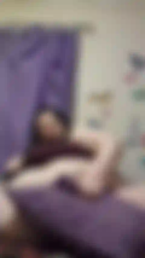 Tu cabello/cabeza es mi almohada morada.