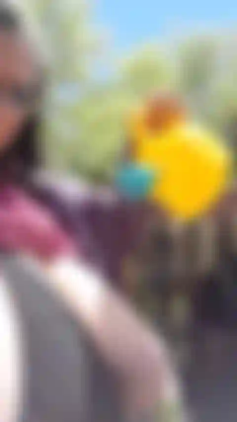 Afuera se burlan de las tetas mojadas en la parte superior del bikini.