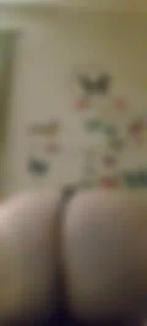 Montando tu cara con mi almohada morada.