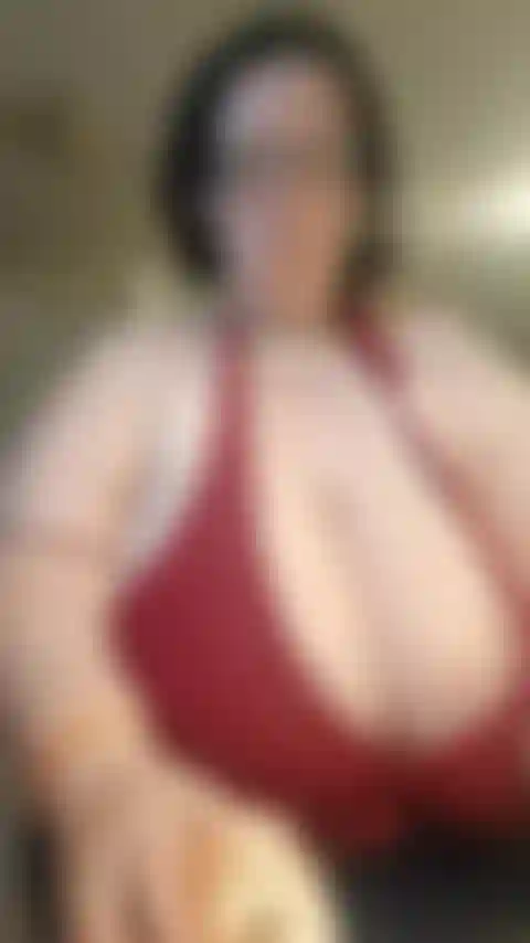 Cocinando en bikini rojo.