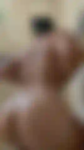 Bajo el agua caliente, mi cuerpo mojado pide solo una cosa: que vengas a follarme hasta romperme.