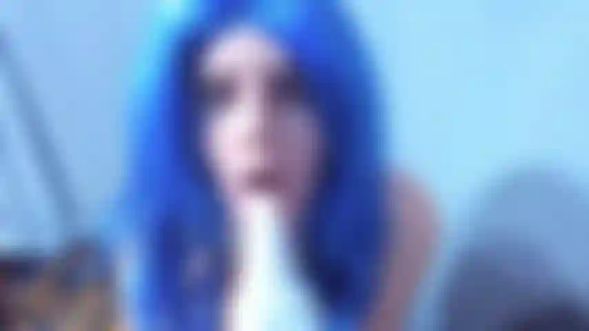 Folla con lengua monstruosa: mírame con el pelo azul chupar la lengua de un monstruo antes de que me lama y sondee y, finalmente, me cubra de esperma azul pegajoso de un monstruo.