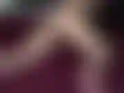 San valentín, entrega al placer. Me encanta cómo la cuña mantiene mis caderas en un ángulo hacia arriba, lo que proporciona una posición muy sexy mientras me follo el coño. También me golpean por detrás.