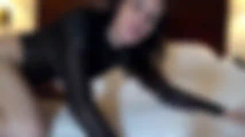 Masturbación en lencería transparente.