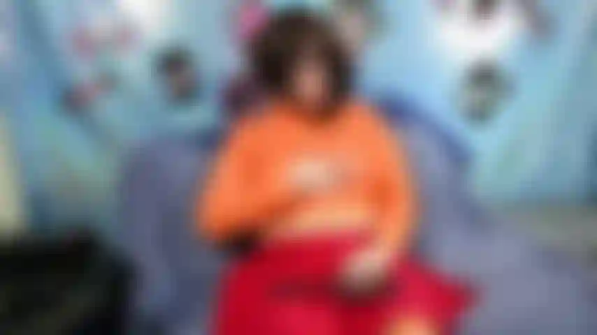 Velma friki masturbación con consolador de cristal.