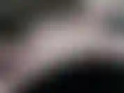 Diosa se entrega al placer! Admira su cuerpo adornado con tatuajes relucientes mientras acaricia sus pechos y provoca su clítoris. Entonces mira su crema en el vibrador mientras ella se complace.