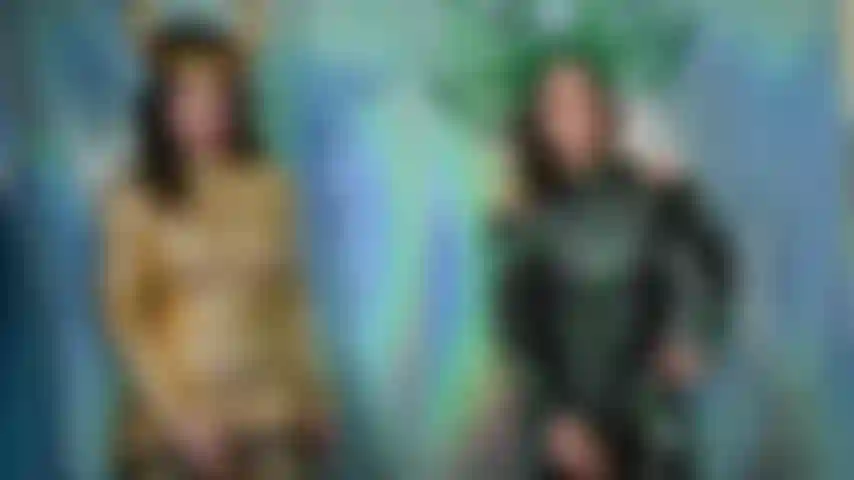 Hela y loki dominan con arnés.