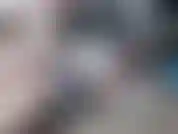 Colegiala guarra se masturba! Ella se golpea el coño con un consolador después de una mamada descuidada. El espejo te da doble placer visual. No te pierdas a esta colegiala traviesa que habla sucio.