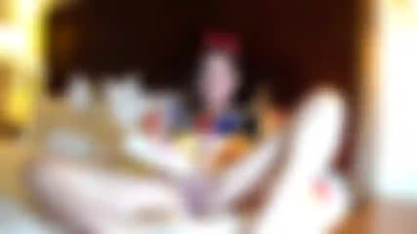 Coño aceitoso con dedos blancos como la nieve.