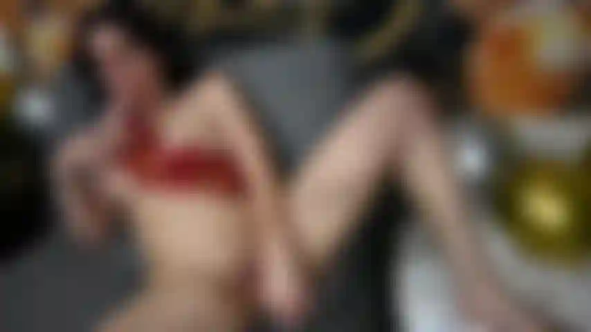 La cumpleañera chupa y folla 2 consoladores.