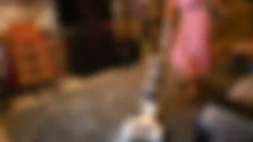 Follándome a tu traviesa esposa.