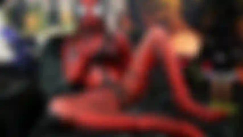 Venom carnage follando con consolador.