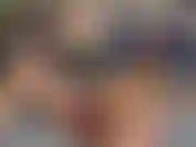 Me acuesto en la cama desnuda solo con un par de sexys gafas con montura negra. Me deslizo en mi vibra de conejo morado con la gran cabeza bulbosa. Disfruto la sensación de estirarme. Llegué al orgasmo intenso.