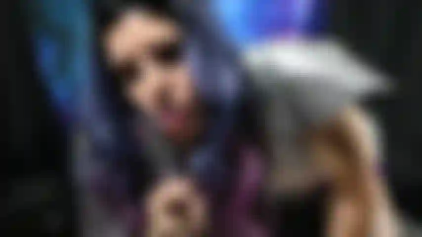 Nena espacial masturbación con consolador de cristal.