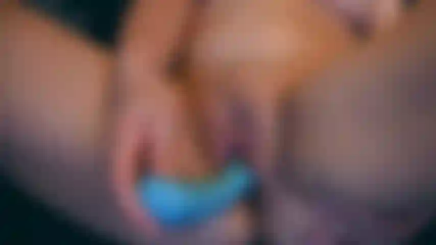 Ven aquí vibraciones - masturbación de coño de cerca con un vibrador que se mueve hacia arriba y hacia abajo.