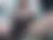 Me masturbo con guantes de látex negros. ¡Froto mis tetas y mi coño en tu cara antes de usar un vibrador para correrme fuerte!