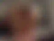 Fap furtivo en casa de mi prima: me quito el vestido negro y me follo el coño en múltiples posiciones mientras trato de quedarme callada.