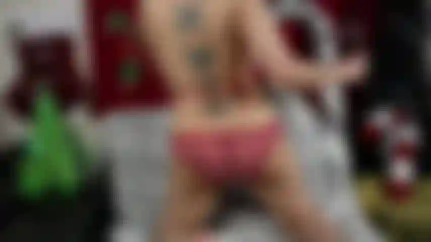 Striptease y masturbación con consolador de cristal baston de caramelo.