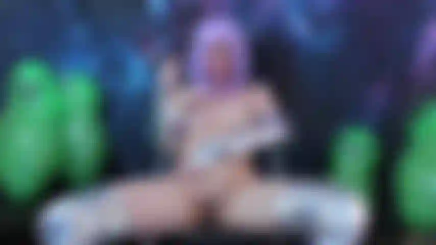 Masturbación con fiebre cósmica: la nena espacial ali desliza un vibrador en su coño mojado. Se acaricia las tetas y juega con el clítoris hasta ponerse cremosa.