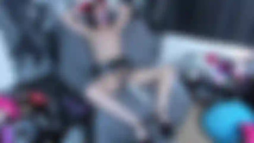 Orgasmos intensos bondage hitachi! Llevo tacones de aguja sexys, mi cinturón o para evitar que se mueva sin importar cuánto me retuerza, mordaza y una faja de seda atada alrededor de la muñeca mientras tengo orgasmos.