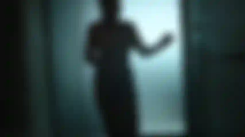 Video artístico de ducha de vidrio.