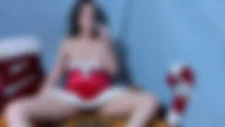 Santa ali recibe doble relleno: un pequeño tapón anal verde y un consolador de vidrio tipo bastón de caramelo en el coño. Misionera y divertida al estilo perrito!