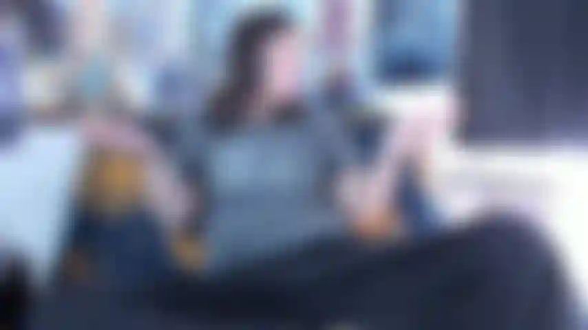 Juego de roles para el sexo del vecino con un compañero de cuarto. Aburrida durante la cuarentena, miro por la ventana para ver al vecino teniendo sexo. Describo la escena mientras me meto una mano en los pantalones y eventualmente uso la vibra.