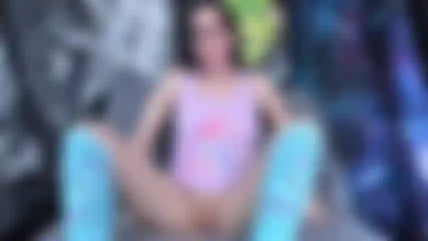 La masturbación nerd rompe la cuarta pared! Inicio la masturbación con consolador en múltiples posiciones. Y de repente, bam, dos de mí. Me masturbo con vibrador mientras me veo follando con consolador.