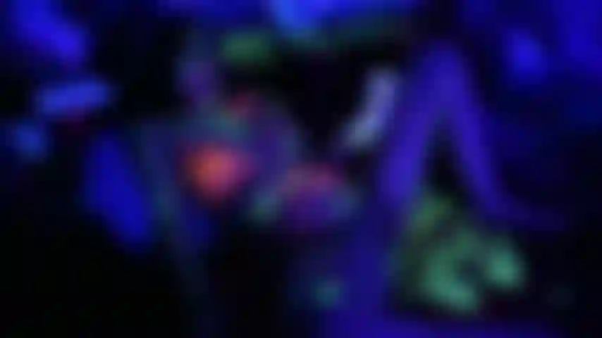 Consolador alienígena de luz negra.