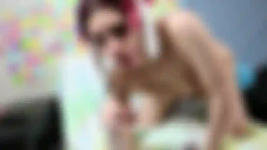 Bunny se folla un consolador negro.