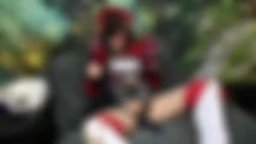 Genshin impacta los orgasmos bondage de color ámbar con una varita.