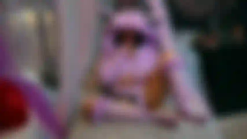 Masturbación con varita doxy en traje peludo.