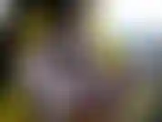 Masturbación en una silla amarilla: muestro mi lencería de tiras moradas antes de sacarme las tetas y masturbarme con un vibrador hasta correrme.