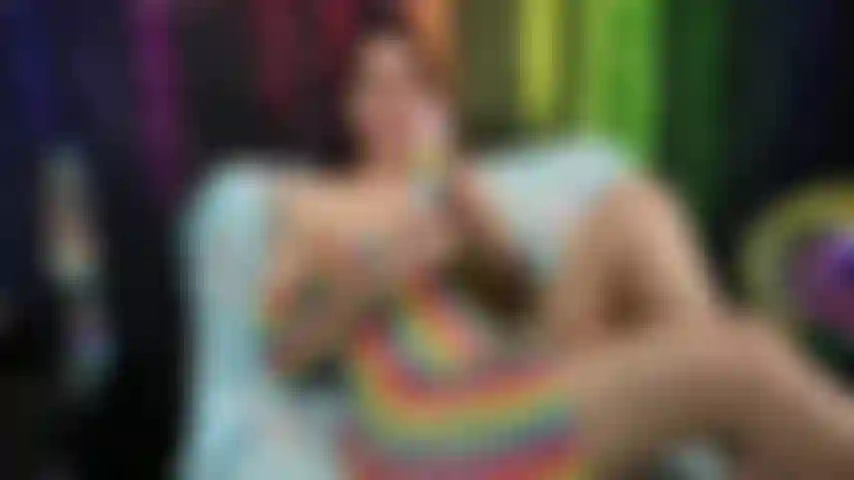 Orgasmos mágicos de arcoiris con consolador de cuerno de unicornio.